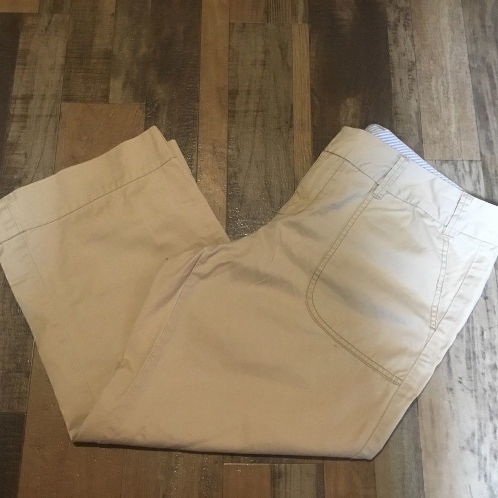 NWOT. Tommy Hilfiger Kaki Capri Pants in Women’s Size 14